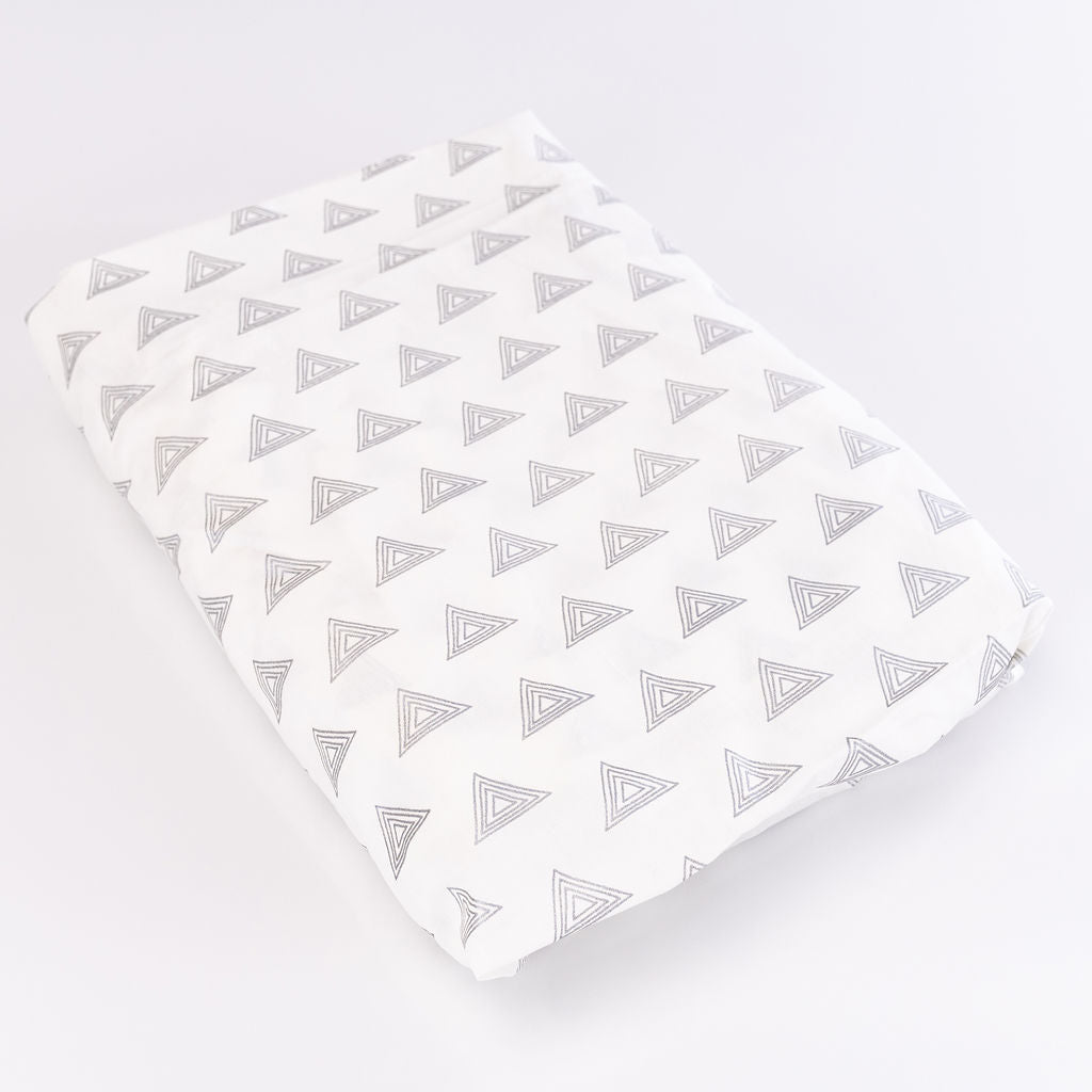 My Little Hat - Fitted Crib Sheet - Light Gray on ivory - Olli+Lime